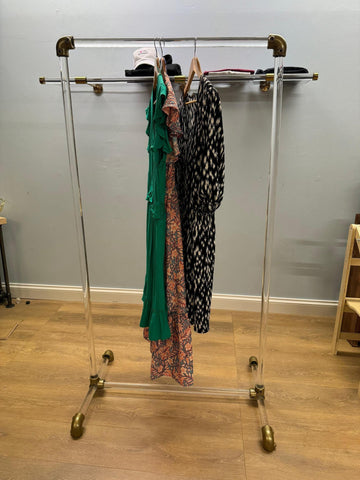 VINLO Free-standing Lucite clothing rack