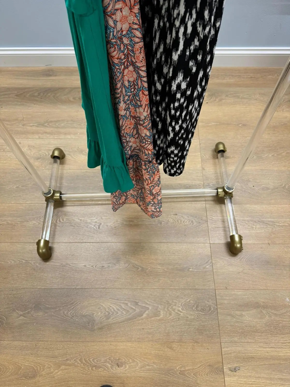 VINLO Free - standing Lucite clothing rack - Rack n Rail