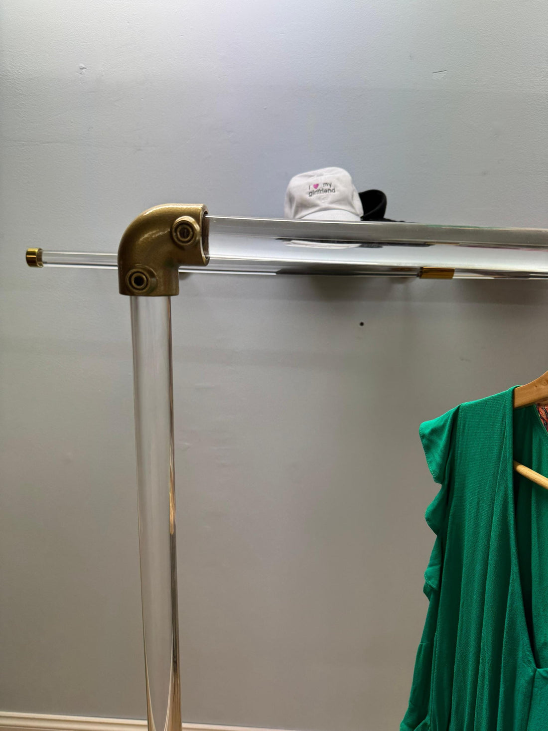 VINLO Free-standing Lucite clothing rack
