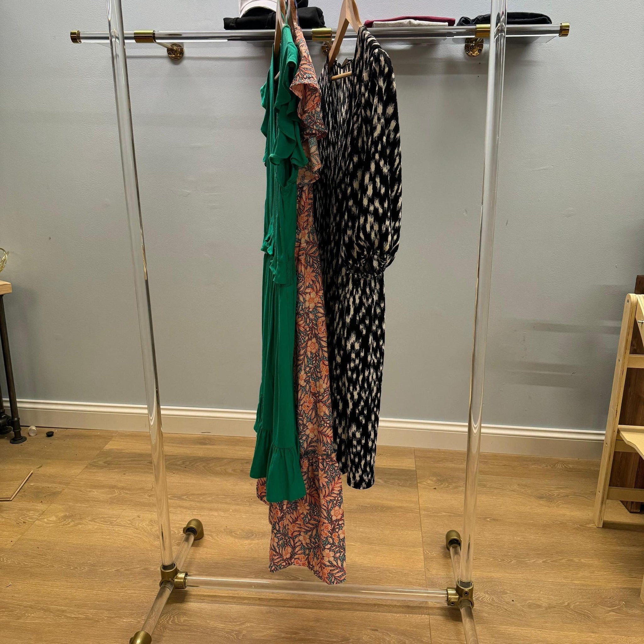 VINLO Free-standing Lucite clothing rack